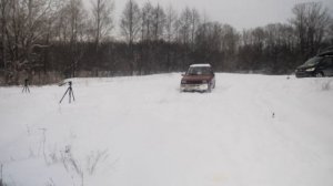 Как выехать из сугроба с помощью подручных средств