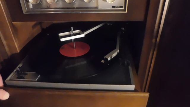 Silvertone Console Stereo Playing Firestone Christmas LP, Joy to the World & Away in a Manger смотреть онлайн