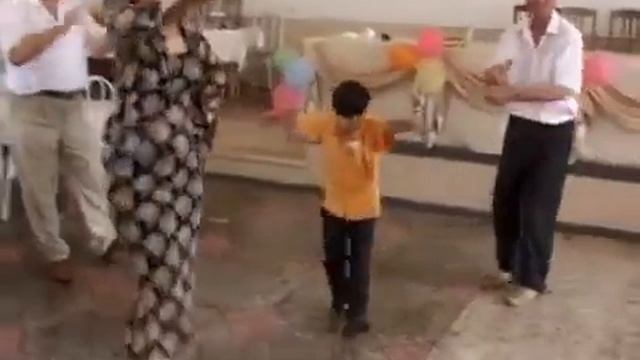 Зачетная лезгинка! мальчик зачётно танцует смотреть онлайн