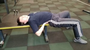 Как закачать поясницу и расслабить её. Полу-мост лёжа на кровати.