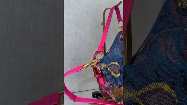 @Dior Dior saddle multicoloured peacock ? #Dior #Saddle #Multicoloured смотреть онлайн