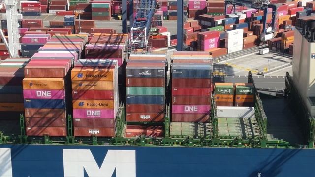 Container Ship Loading and Unloading смотреть онлайн