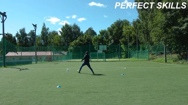 КАК ОБЫГРЫВАТЬ ДРИБЛИНГОМ НА СКОРОСТИ - 3 лайфхака | Игра: нападающий VS защитник смотреть онлайн