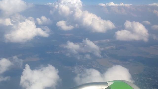 Полет на самолёте над Москвой в облаках. Домодедово смотреть онлайн