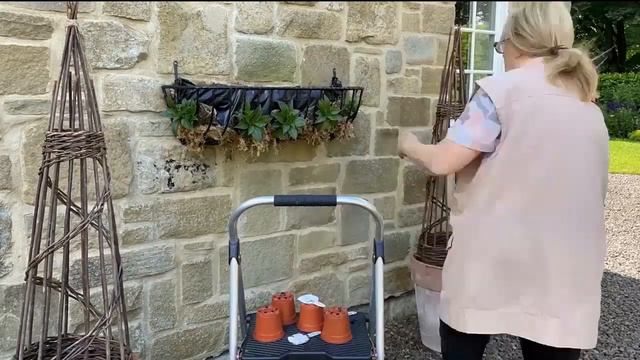 Planting Summer Pots and Wall Hanging Basket at The Quarry Garden. смотреть онлайн