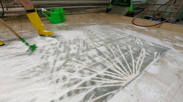 Освежили синтетический коврик: стирка с разных ракурсов/ Washing carpet from multiple angles смотреть онлайн