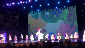 Робот Бронислав в Кремле(концерт). Детский хор Великан. (720p).mp4