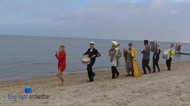 CHICKEN DANCE ???Peter Heaven & Blue Light Orchestra - crazy song смотреть онлайн