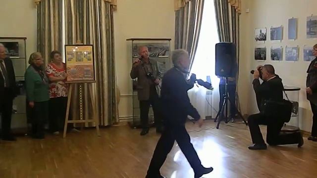 В.Елшанский поет песню "Темная ночь" смотреть онлайн