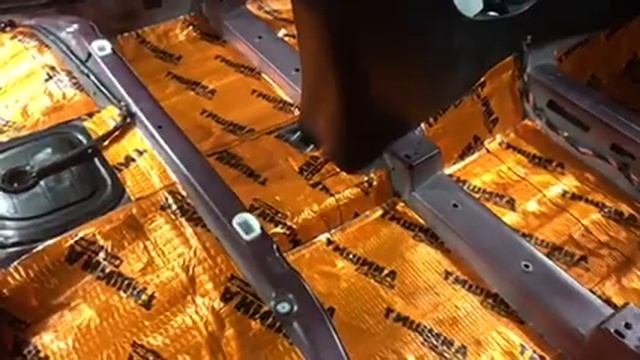 Оранжевый улучшайзинг в салоне Хендай Солярис. Установили виброшумоизоляционные маты смотреть онлайн