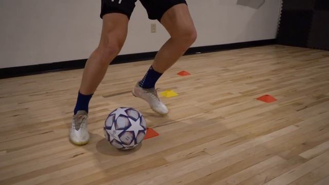 Improve Your Football Skills At Home | 5 Small Space Dribbling Drills For Footballers смотреть онлайн
