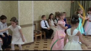 Яркий и весёлый номер на выпускном.танец с ленточками.