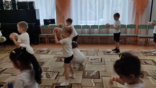 Занятие по физической культуре у детей 4-5 лет. Традиционное со средним мячом. смотреть онлайн