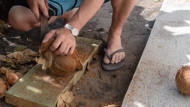 Как чистить кокосы? ПРО Мальдивы с Олегом Карцевым смотреть онлайн