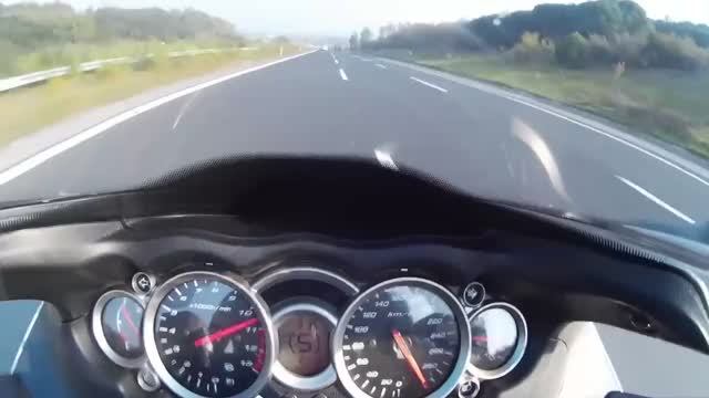 Легендарная Сузуки Хаябуса на скорости 300+ (дальше спидометр не показывает)