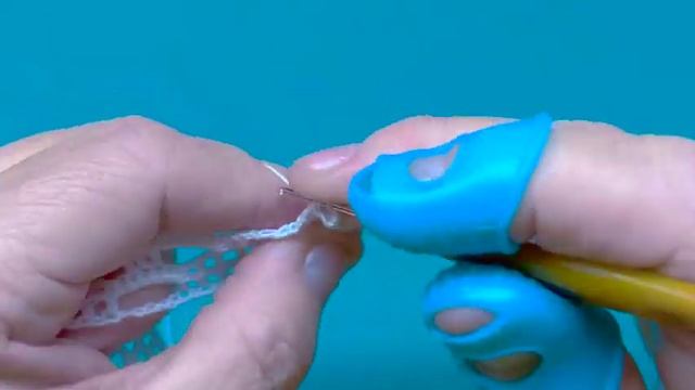 Логичный, легко запоминающийся узор с очень красивым краем из треугольников.#вязаниекрючком смотреть онлайн