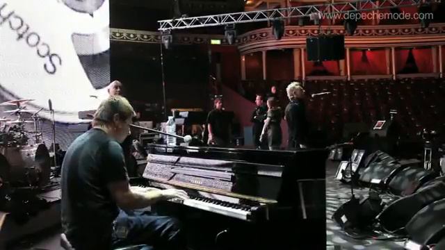 Somebody Soundcheck with Alan Wilder and Martin Gore смотреть онлайн