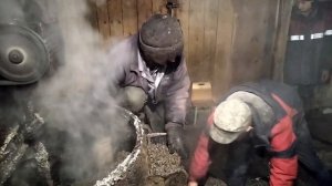 Подсолнечное масло на селе.Старая маслобойня.Sunflower oil. As do in Russia, in the village.Creamer