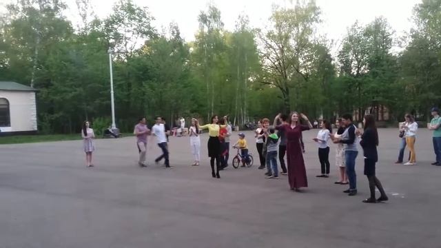 На территории ВДНХ репетирует грузинский детский танцевальный ансамбль. смотреть онлайн