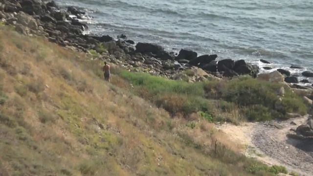 Дикий отдых на берегу моря с палатками в Крыму Мыс Зюк Rest on the seashore with tents in Crimea смотреть онлайн