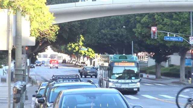 2x LAFD Rescue Ambulances Responding Code 3 with Heavy Horn Usage смотреть онлайн