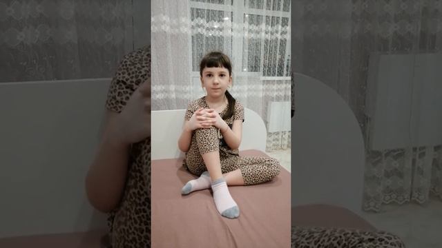 Басня И. А. Крылова "Стрекоза и муравей", читает Милохина Екатерина смотреть онлайн
