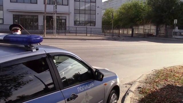 Цирк! Ворон ворону глаз не выклюет! Инспектор ГИБДД "оформил" напарника смотреть онлайн