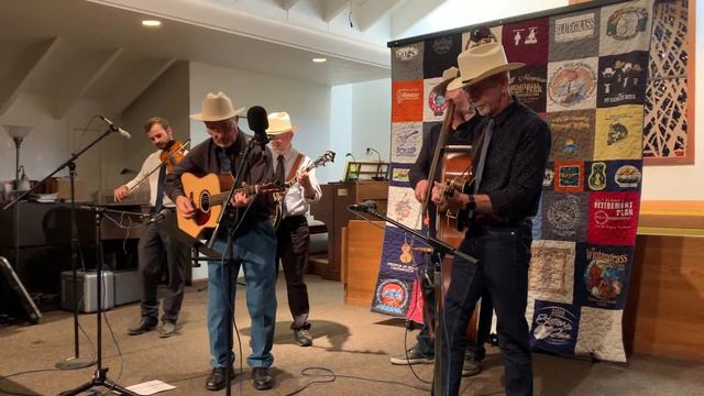 The Ol' Pals perform "Once A Day" at the Otter Opry. смотреть онлайн