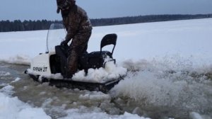 Буран попал в наледь на озере.
