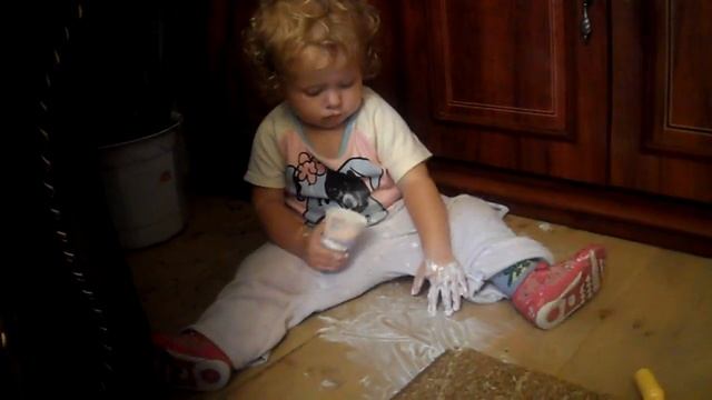 Ребенок мажет кремом пол / Child rubs cream floor смотреть онлайн