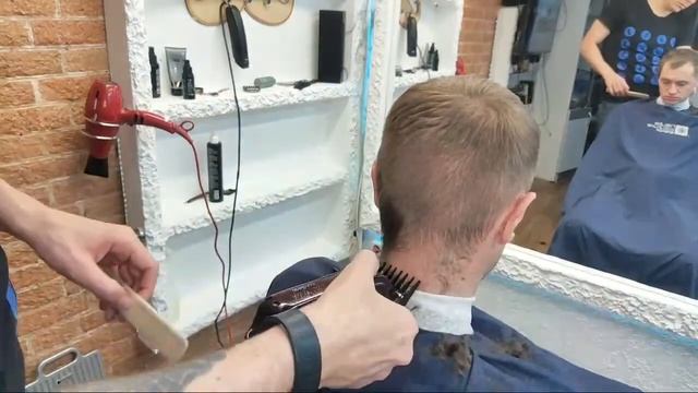 Мужская стрижка // С боков под насадку 3 с верху ножницы // Короткая стрижка под машинку для парня смотреть онлайн