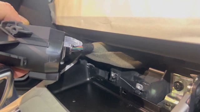 Geely Coolray. Ставим беспроводную зарядку. смотреть онлайн