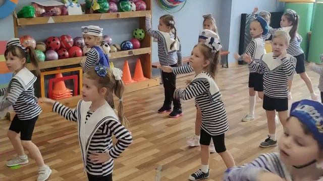 Танец Море по колено 23 февраля. Флэшмоб на 23 февраля старшая группа смотреть онлайн