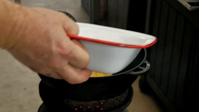 Китайский жаренный рис с креветками и копченым мясом в казане на открытом огне смотреть онлайн