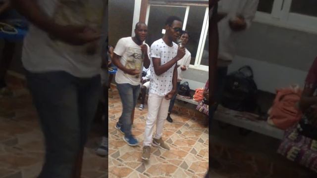 MÁRIO ADALARD CANTA NO COLÉGIO SAGRADA DESEJO E DEIXA TODOS EMOCIONADOS E SURPREENDIDOS смотреть онлайн