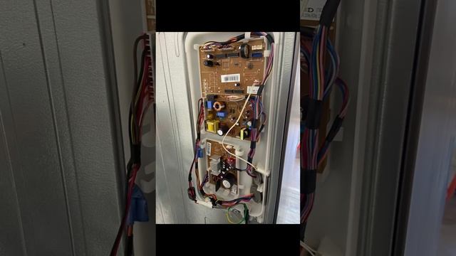Холодильник SAMSUNG RB29FERNCSA ремонт цифрового частотного модуля инвертора… смотреть онлайн
