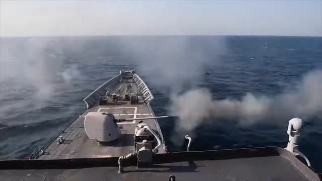 Моряки ВМС США обслуживают и стреляют из легкого военно-морского орудия Mark 45 (Mk-45) 5 дюймов смотреть онлайн