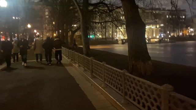 Жизнь в Москве с мамой. Прогулка по Москве, Патриаршие пруды смотреть онлайн