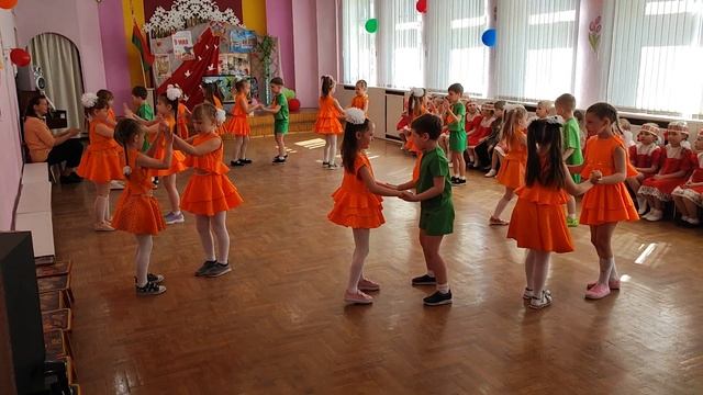танцуем с друзьями #группа #9 #9мая #выпускной #танец #деньпобеды #детскийсад #19 #витебск #руба смотреть онлайн
