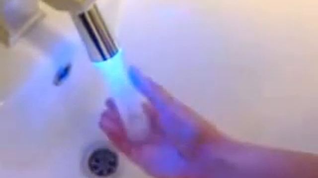 Светодиодная насадка для крана LED Water Glow смотреть онлайн