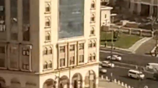 Вид из окна отеля на улицы Медины во время Хаджа. смотреть онлайн