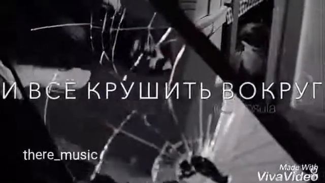 Девушка разбила зеркало