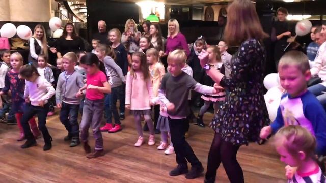 Детская дискотека с одноклассниками в кафе Друзья / Чи Полина смотреть онлайн