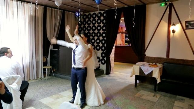3,09 прикольный танец жениха и невесты +79043847362 видеограф Константин Мальцев смотреть онлайн