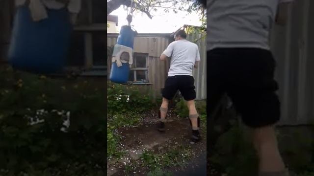 Калач - Бью без перчаток по груше (посмотрите вам понравится)))) смотреть онлайн