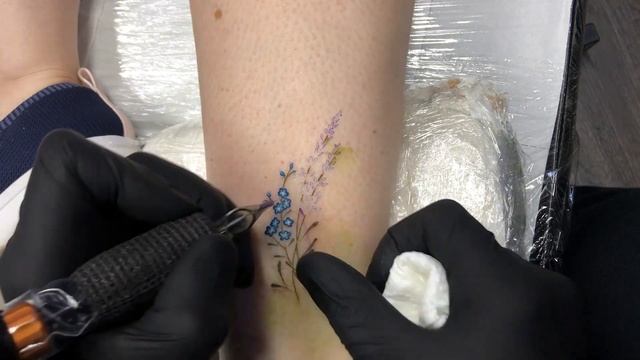 Minimalist Flowers Tattoo -Time Lapse and Real Time , Color Tattoo смотреть онлайн