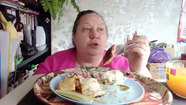 жареная колбаска с яйцом  салом и чесноком