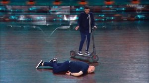 Водитель самоката сбил пешехода / Шоу «Игра»
