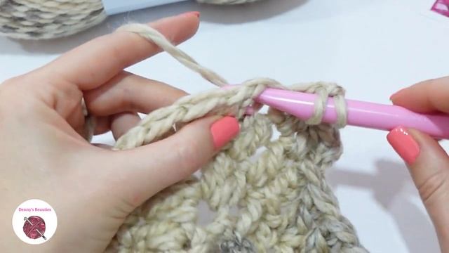 Как да си изплетете лесно пончо на една кука //How to crochet an easy poncho смотреть онлайн