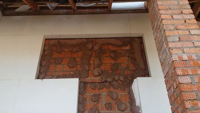 Неправильная приклейка, клей нанесли на стену, а должны были нанести на листы пенополистирола